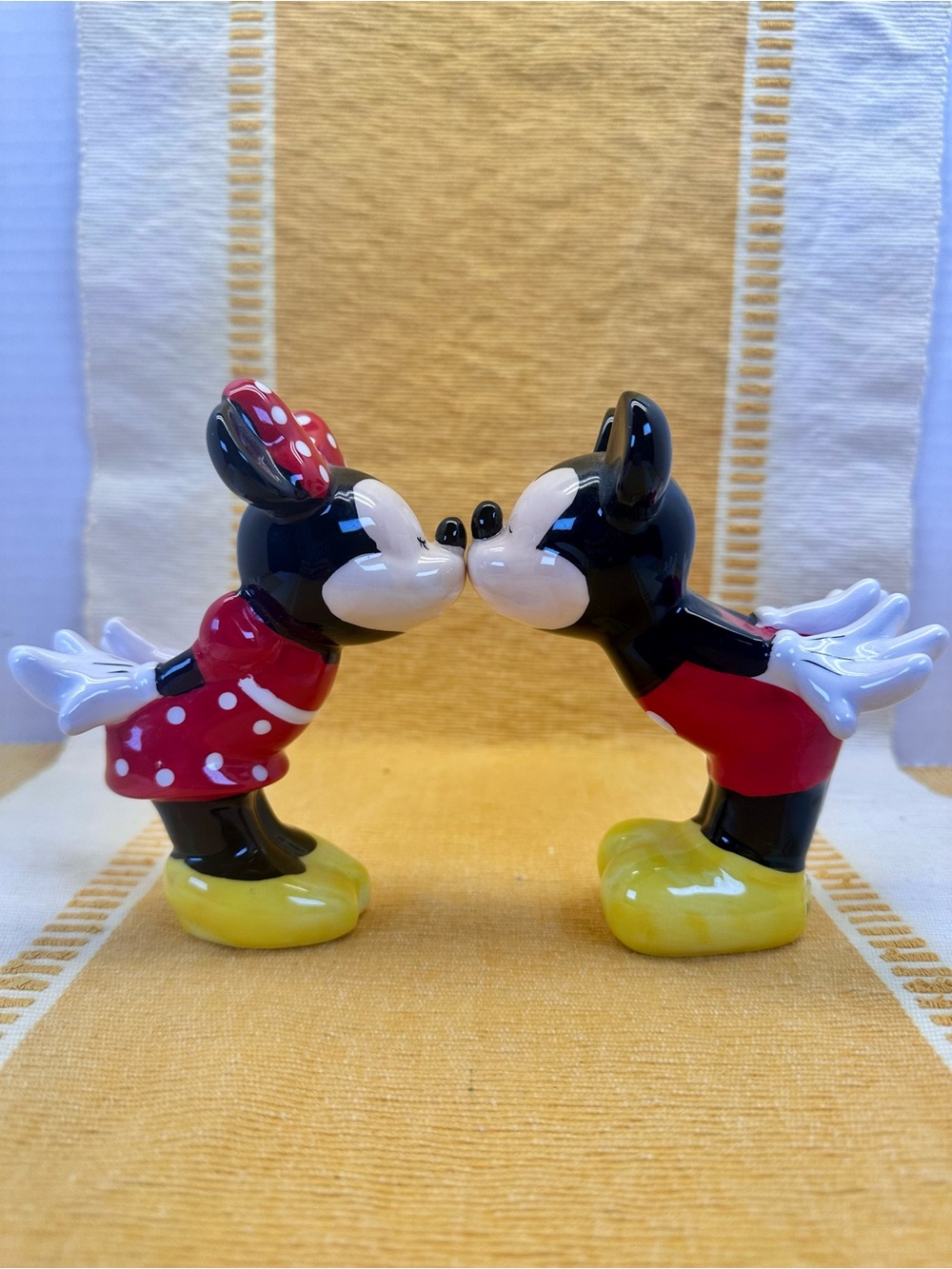 Mickey & Minnie Kiss Ceramic salt & pepper Set - Black, Red, Yellow